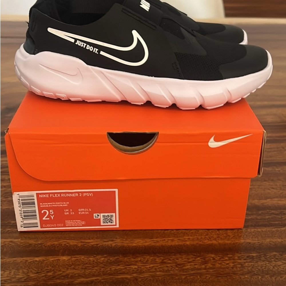 Nike Flex Runner 2 Black and White Shoes